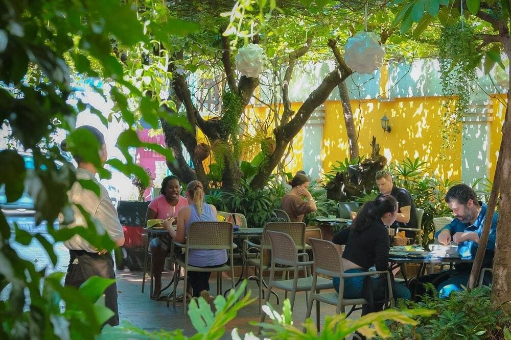 The restaurant exudes a romantic vibe, featuring a breezy garden and warm yellow lighting (Source: Pendolasco)